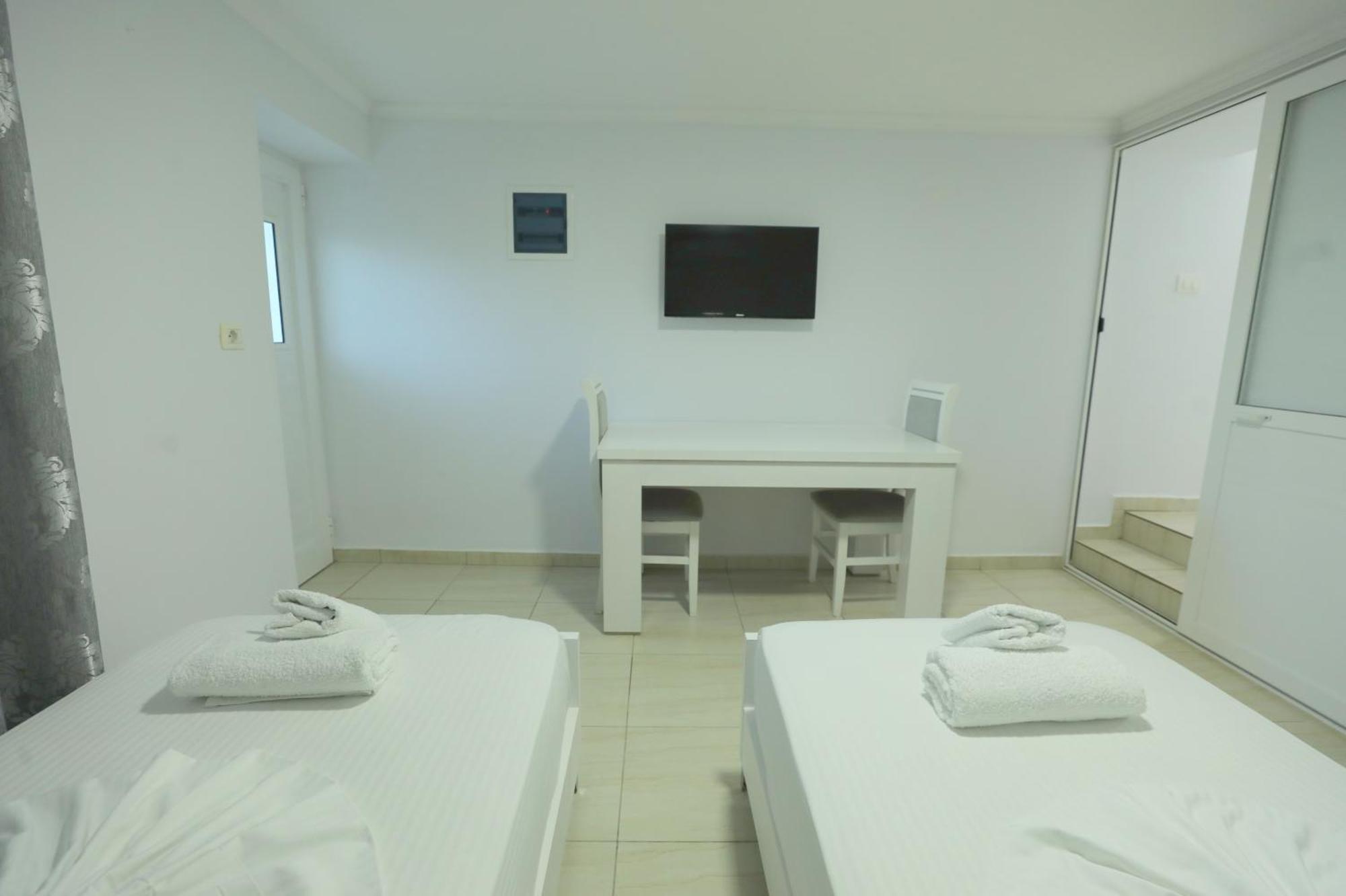 Villa Kevin'S Sarande Bagian luar foto